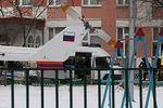 Машины скорой помощи и вертолет МЧС России возле московской школы №263