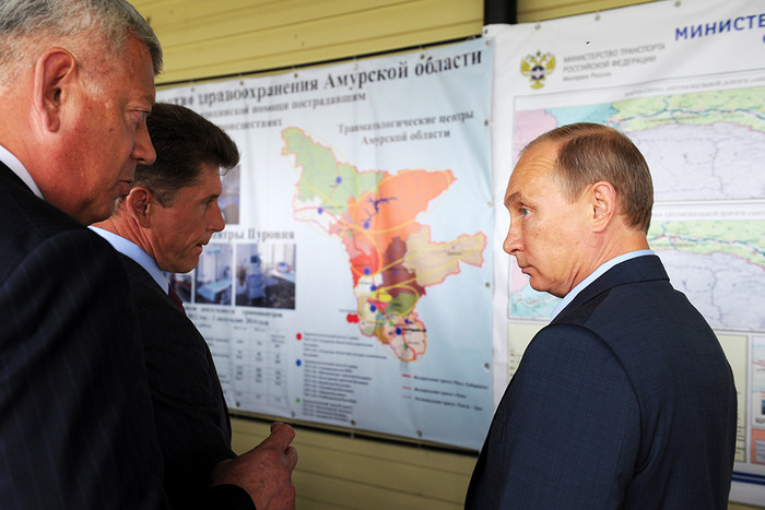 Президент России Владимир Путин во время осмотра информационных стендов о развитии инфраструктуры автодороги «Амур»
