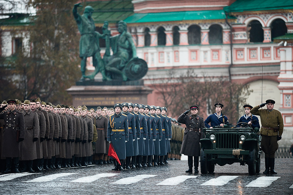 Военнослужащие, одетые в форму периода Великой Отечественной войны, на Красной площади в Москве во время торжественного марша, посвященного легендарному параду 7 ноября 1941 года