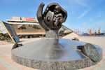 Скульптура «Золотое дитя» установлена в морском порту города Одесса 9 мая 1995 года