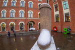 Шестиметровый валенок «Русский размер», установленный напротив креативного пространства «Ткачи», на набережной Обводного канала в Санкт-Петербурге