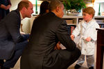 Британский принц Уильям (герцог Кембриджский), президент Обама и принц Джордж (сын Уильяма) в Кенсингтонском дворце
