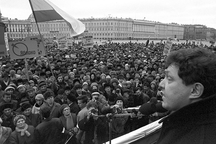 Григорий Явлинский на митинге против военных действий в Чечне, организованном общественно-политическим движением «Яблоко», 1996 год