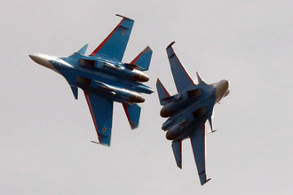 Пилотажная группа «Русские Витязи» на самолетах Су-30СМ во время выступления на XIII Международном авиационно-космическом салоне МАКС-2017 в Жуковском, 22 июля 2017 года