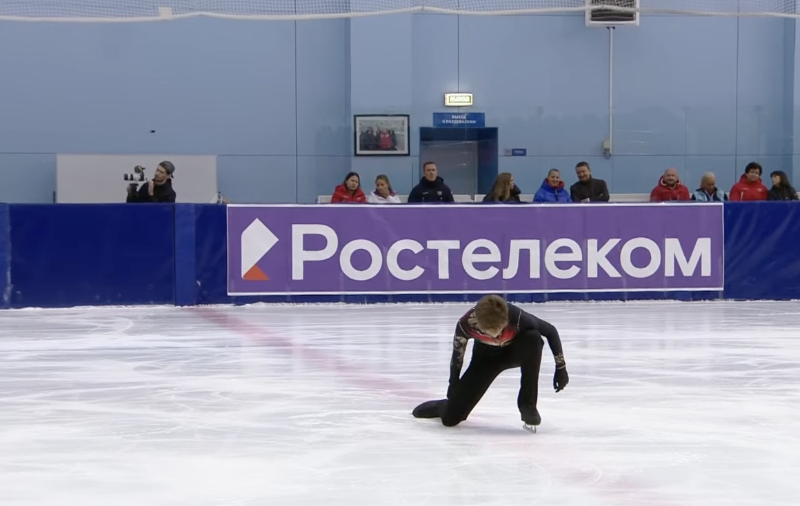 Фигурист Плющенко упал и повредил руку, ученик Тутберидзе зажег с&nbsp;двумя квадами