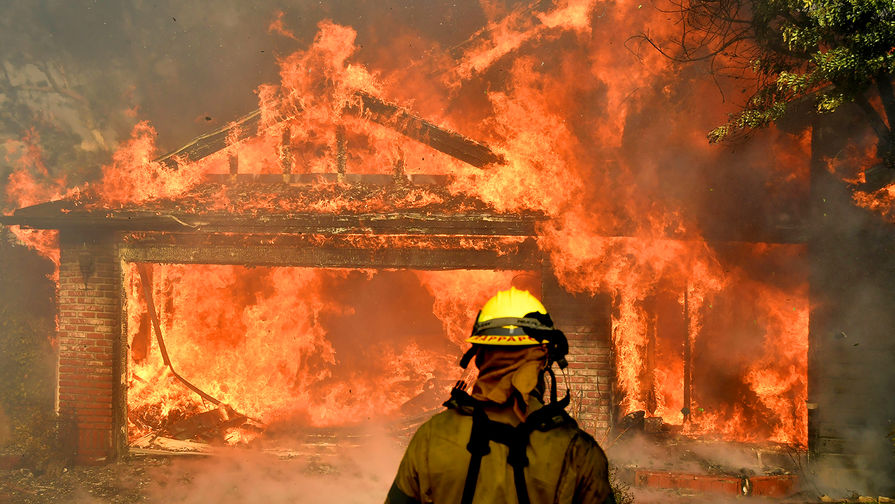 Охваченный огнем дом в&nbsp;долине Сан-Фернандо, Калифорния, США, 6&nbsp;декабря 2017&nbsp;года