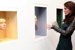Герцогиня Кембриджская Кэтрин во время осмотра работ художницы Джиллиан Уэринг на благотворительном мероприятии в Национальной портретной галерее в Лондоне, март 2017 года