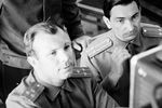 Летчики-космонавты СССР Юрий Гагарин и Валерий Быковский во время занятий в кабинете аэродинамики, 1964 год