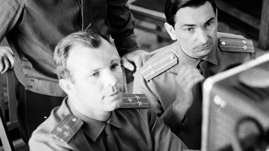 Летчики-космонавты СССР Юрий Гагарин и Валерий Быковский во время занятий в&nbsp;кабинете аэродинамики, 1964 год