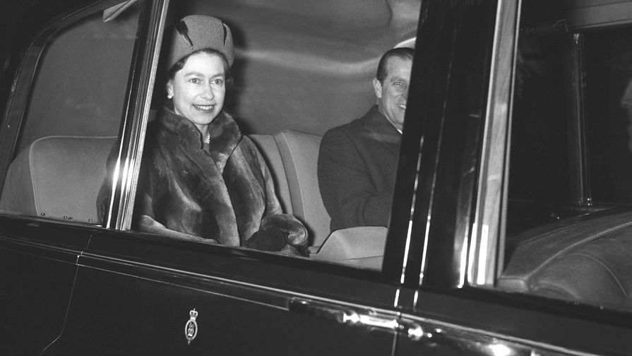 Королева Великобритании Елизавета II и герцог Эдинбургский Филипп в Лондоне по возвращении из поместья Сандрингем, февраль 1968 года