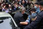 Михаил Ефремов около здания Пресненского суда Москвы в день оглашения приговора по делу о смертельном ДТП, 8 сентября 2020 года