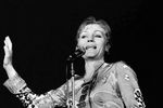 В 1967 году Анна Герман попала в автокатастрофу во время итальянских гастролей. Певица получила 49 переломов, однако уже в 1970 году вернулась на сцену. В 1971 году она записала свою версию песни Пахмутовой и Добронравова «Надежда», а в 1972 году отправилась в тур по Польше