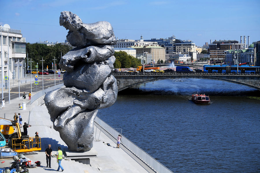 Установка скульптуры «Большая глина №4» напротив бывшей электростанции на Болотной площади в центре Москвы