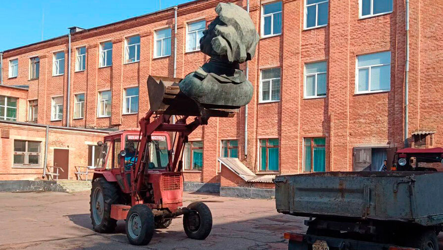 В украинской Александрии трактором демонтировали бюст Горького