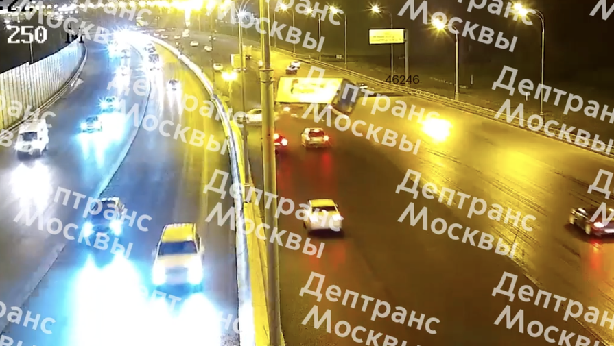 Фура опрокинулась после столкновения с двумя легковыми автомобилями в Москве