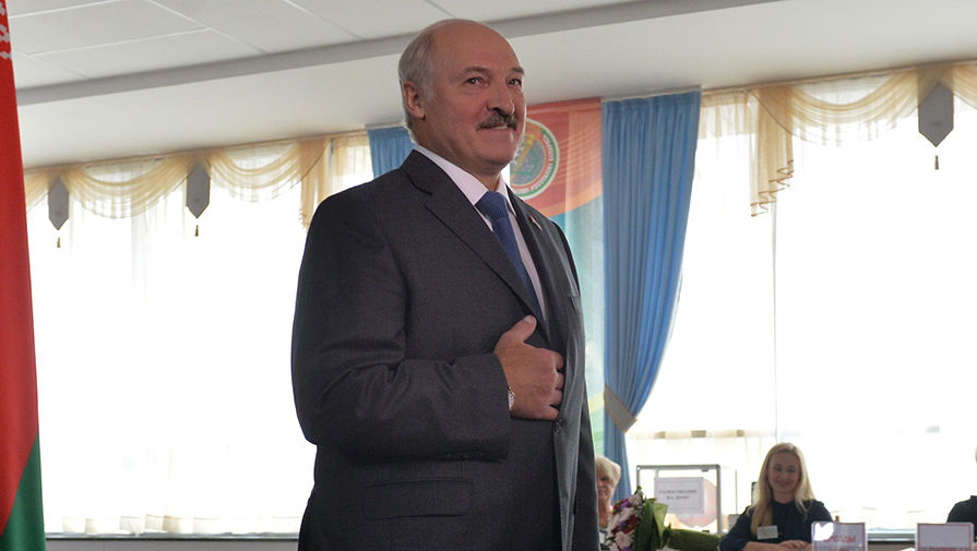 Президент Белоруссии Александр Лукашенко во время голосования на парламентских выборах