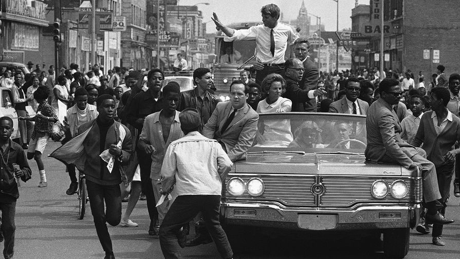 Сенатор Роберт Кеннеди во время мероприятия президентской кампании в&nbsp;Детройте, 15 мая 1968 года