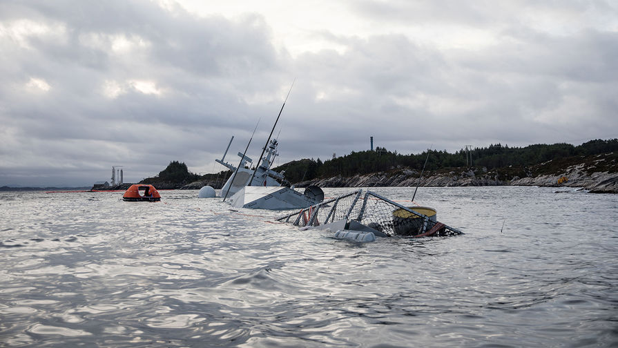 Норвежский фрегат Helge Ingstad спустя несколько дней после столкновения с танкером Sola TS в Эйгардене, 13 ноября 2018 года
