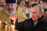 Президент России Владимир Путин во время Рождественского богослужения в Спасо-Преображенском соборе в Санкт-Петербурге, 7 января 2019 года
