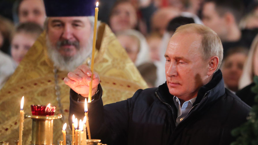 Президент России Владимир Путин во время Рождественского богослужения в Спасо-Преображенском соборе в Санкт-Петербурге, 7 января 2019 года