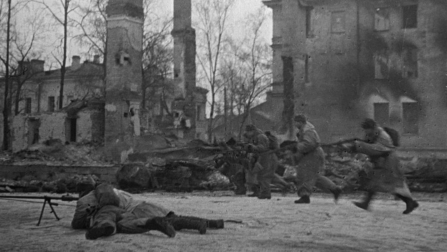 Советские воины ведут бой на улицах Гатчины
