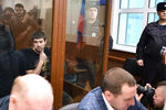 Павел Мамаев и Александр Протасовицкий (слева направо на втором плане) на заседании Тверского районного суда Москвы, 6 февраля 2019 года