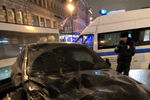 Поврежденный автомобиль BMW X6 после аварии на Невском проспекте в Санкт-Петербурге в ночь на 24 февраля 2019 года