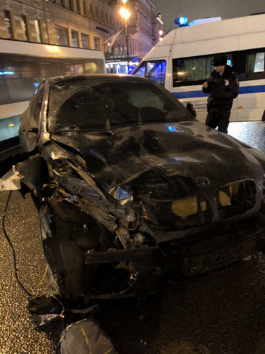 Поврежденный автомобиль BMW X6 после аварии на&nbsp;Невском проспекте в&nbsp;Санкт-Петербурге в&nbsp;ночь на&nbsp;24 февраля 2019 года