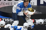 Игрок сборной Финляндии Марко Анттила на церемонии награждения после победы в финальном матче чемпионата мира по хоккею между сборными командами Канады и Финляндии, 26 мая 2019 года 