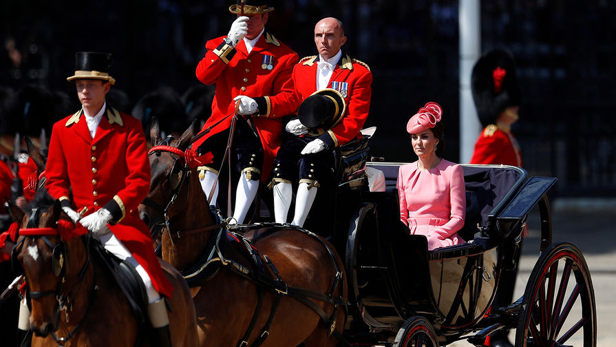 Герцогиня Кембриджская Кэтрин во время парада в Лондоне, 2017 год