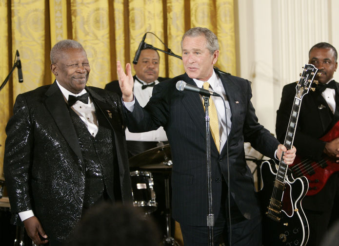 Би Би Кинг и президент США Джордж Буш — младший во время концерта в Белом доме в честь Месяца черной музыки, 2006 год