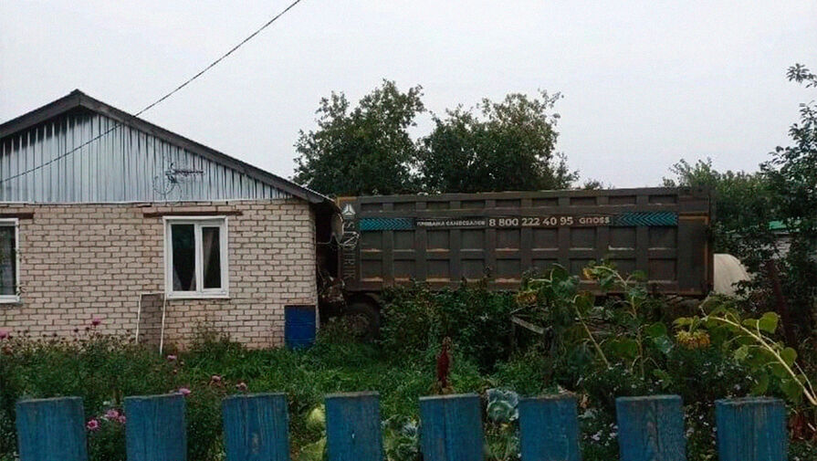 В Нижегородской области самосвал проломил стену дома, кабина оказалась в комнате