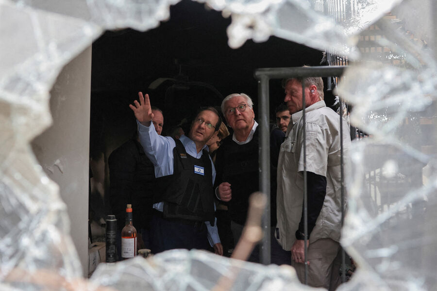 Президент Израиля Исаак Герцог и президент Германии Франк-Вальтер Штайнмайер посещают кибуц Беэри после нападения 7&nbsp;октября боевиков палестинской группировки ХАМАС из&nbsp;сектора Газа, 27&nbsp;ноября 2023&nbsp;года