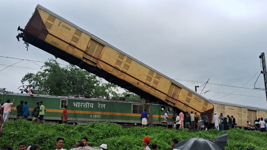 В Индии пассажирский поезд столкнулся с товарным, есть пострадавшие