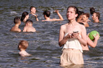 Отдыхающие в Путяевском пруду на территории парка «Сокольники», 3 июля 2024 года