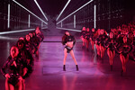 Певица Лиса из южнокорейской группы Blackpink во время выступления на показе мод Victoria's Secret Fashion Show 2024. Нью-Йорк, США. 16 октября 2024 года. 