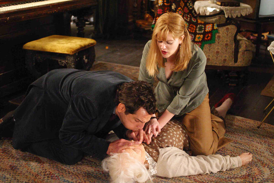 <b>“Дюплекс” (2003)</b>
<br><br>
В&nbsp;центре сюжета черной комедии Дэнни Де Вито — молодожены Алекс (Бен Стиллер) и Нэнси (Дрю Бэрримор), которые покупают дюплекс в&nbsp;тихом районе и планируют прожить в&nbsp;нем долгую и очень счастливую жизнь. Но у&nbsp;живущей над&nbsp;ними пожилой миссис Коннели (Айлин Эссель) другие планы: старушка доводит молодых хозяев до&nbsp;нервного срыва, и отчаявшиеся супруги начинают обдумывать самые радикальные способы избавления от соседки.
