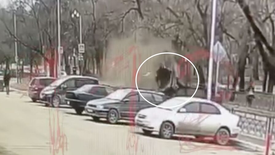 Видео: водителя Mercedes Gelandewagen выбросило из салона при кульбите в Хабаровске