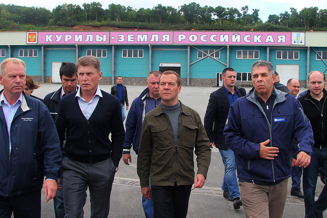 Врио губернатора Сахалинской области Олег Кожемяко (третий справа), премьер-министр РФ Дмитрий Медведев ( в центре) и министр РФ по развитию Дальнего Востока Александр Галушка (справа) во время посещения острова Итуруп на Курилах