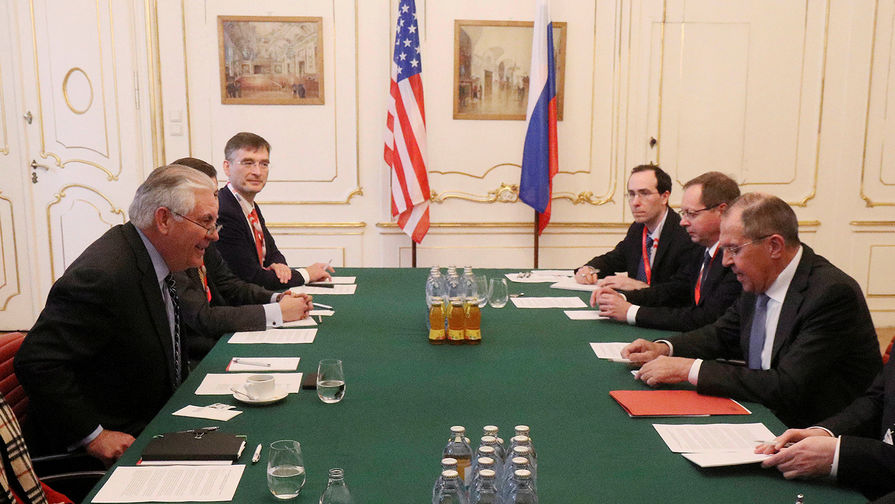 Госсекретарь США Рекс Тиллерсон и министр иностранных дел России Сергей Лавров во время встречи в Вене, 7 декабря 2017 года