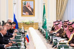Президент России Владимир Путин и наследный принц Саудовской Аравии Мухаммед бин Салман во время переговоров в Королевском дворцовом комплексе в Эр-Рияде, 14 октября 2019 года 