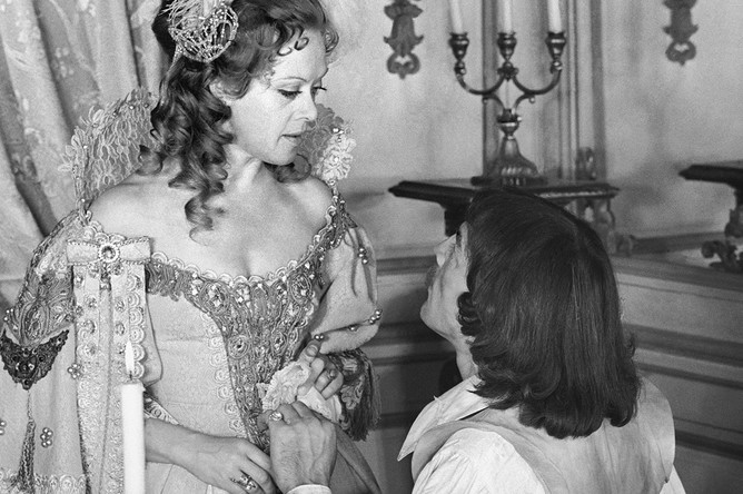 Алиса Фрейндлих и Михаил Боярский на съемках фильма «Три мушкетера». 1978 год