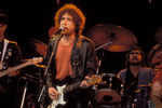 В начале 90-х Боб Дилан выпустил 27-й альбом «Under the Red Sky», который провалился в продаже. Критики ругали музыканта за поверхностное звучание и поэзию, навеянную детскими стихами. После неудачи Дилан не записывал новую музыку в течение семи лет.
