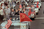 Ответный визит членов экипажа советского космического корабля «Союз-19» в США в рамках программы ЭПАС. Кортеж с космонавтами и астронавтами движется по улицам Чикаго, 1975 год