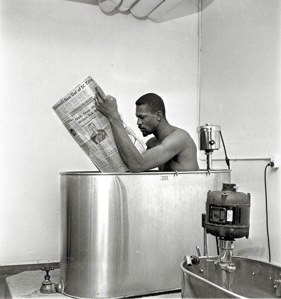Билл Рассел в&nbsp;джакузи после тренировки «Бостон Селтикс» в&nbsp;тренажерном зале Университета Сан-Франциско, Калифорния, 31&nbsp;декабря 1963&nbsp;года