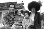 О.Джей Симпсон с первой женой Маргаритой Л. Уитл и детьми, 1973 год