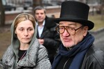 Актриса Оксана Арбузова и режиссер Валентин Гнеушев на церемонии прощания с народной артисткой РСФСР Ларисой Голубкиной в Храме святителя Николая на Трех Горах в Москве, 25 марта 2025 года