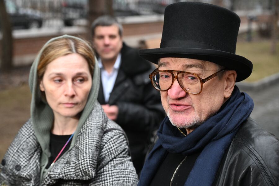 Актриса Оксана Арбузова и режиссер Валентин Гнеушев на&nbsp;церемонии прощания с&nbsp;народной артисткой РСФСР Ларисой Голубкиной в&nbsp;Храме святителя Николая на&nbsp;Трех Горах в&nbsp;Москве, 25&nbsp;марта 2025&nbsp;года