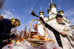 Священник освящает пасхальные куличи и яйца накануне православной Пасхи в церкви Покрова Пресвятой Богородицы в Москве, Россия, 19 апреля 2025 года