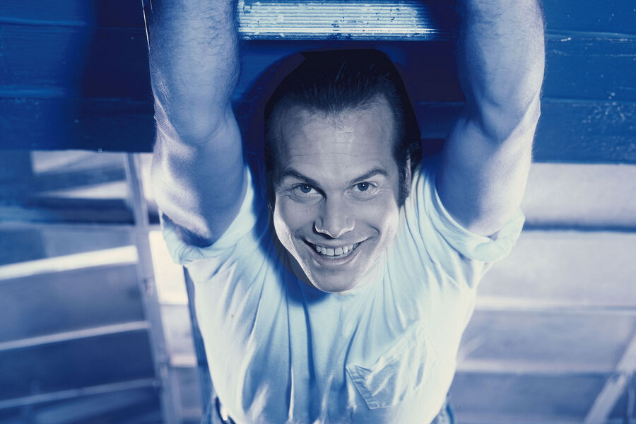 <b>Билл Пэкстон, скончался в 61 год</b>
<br><br>
Голливудский актер, известный по картинам «Терминатор» и «Чужие», ушел из жизни в феврале 2017 года в возрасте 61 года. Незадолго до этого он признался в интервью, что у него поврежден аортальный клапан сердца, поскольку в детстве артист перенес острую ревматическую лихорадку.